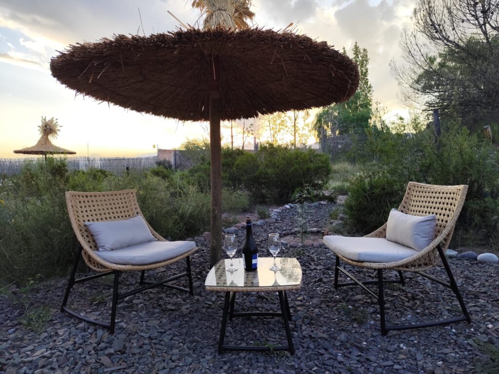 Espacio común en el exterior, rodeado de jardín nativo